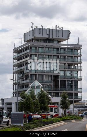 Slough, Großbritannien. 9.. Juni 2022. Das Wexham Park Hospital hat mitgeteilt, dass die A&E-Abteilung derzeit äußerst geschäftstätig ist und dass Patienten nur im Notfall an Der A&E teilnehmen sollten. Viele Menschen stellen fest, dass sie sich nicht mit ihrem GPS in Verbindung setzen können, geschweige denn ihr GPS sehen können, und besuchen stattdessen die A&E-Abteilungen, da sie nicht wissen, was sie sonst noch tun sollen. Überraschenderweise hat der Frimley Health Foundation Trust mitgeteilt, dass Patienten beim Besuch ihrer Krankenhäuser keine Gesichtsmaske mehr tragen müssen. Quelle: Maureen McLean/Alamy Live News Stockfoto