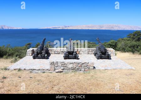 Alte Kanonen vor Nehaj Fortres auf dem Hügel Nehaj in der Stadt Senj, Kroatien. Stockfoto