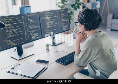 Rückansicht Foto von smart professionelle Frau Web-Designer Denken versuchen optimieren Datenbank in Workstation verbessern Stockfoto