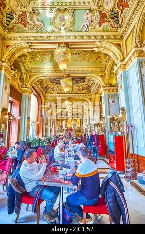 BUDAPEST, UNGARN - 23. FEBRUAR 2022: Das herausragende klassische Interieur des New York Cafe, am 23. Februar in Budapest, Ungarn Stockfoto