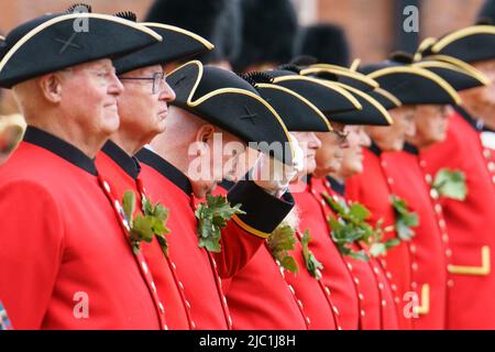 Rentner aus Chelsea nehmen an der jährlichen Gründertagsparade im Royal Hospital Chelsea, London, Teil. Bilddatum: Donnerstag, 9. Juni 2022. Stockfoto