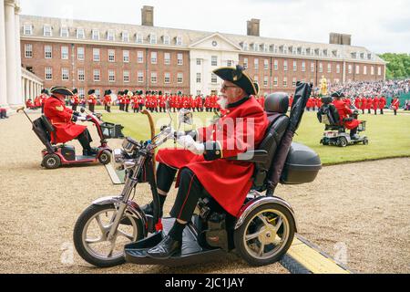 Rentner aus Chelsea nehmen an der jährlichen Gründertagsparade im Royal Hospital Chelsea, London, Teil. Bilddatum: Donnerstag, 9. Juni 2022. Stockfoto