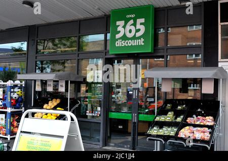 Kopenhagen/Dänemark/09 June 2022/.365 Discounter Lebensmittelgeschäft in der dänischen Hauptstadt Kopenhagen. (Foto..Francis Dean/Deanpices. Stockfoto