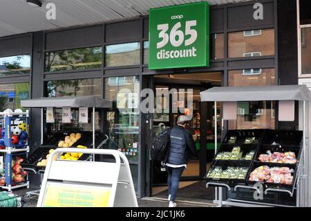 Kopenhagen/Dänemark/09 June 2022/.365 Discounter Lebensmittelgeschäft in der dänischen Hauptstadt Kopenhagen. (Foto..Francis Dean/Deanpices. Stockfoto