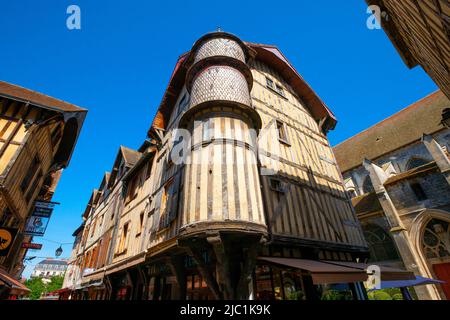 Mittelalterliches Backhaus mit Turm im historischen Zentrum von Troyes, Aube, Champagne-Ardenne, Frankreich. Stockfoto