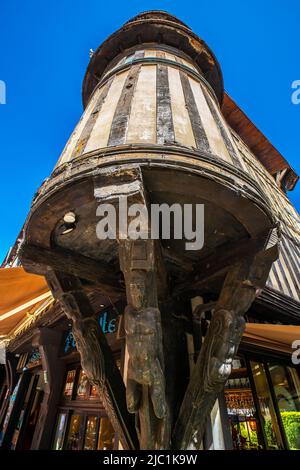 Mittelalterliches Backhaus mit Turm im historischen Zentrum von Troyes, Aube, Champagne-Ardenne, Frankreich. Stockfoto