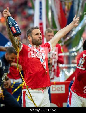LONDON, ENGLAND - 29. MAI: Steve Cook aus Nottingham Forest feiert nach dem Sieg ihrer Seiten im Sky Bet Championship Play-Off Final Match Be Stockfoto