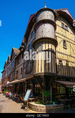 Mittelalterliches Backhaus mit Turm im historischen Zentrum von Troyes, Aube, Champagne-Ardenne, Frankreich. Stockfoto