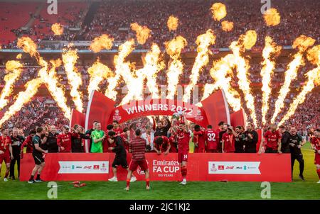 LONDON, ENGLAND - MAI 14: Liverpool Capatin Jordan Henderson und sein Team feiern das Anheben einer Trophäe, nachdem sie ein Spiel im FA Cup Finale gewonnen haben Stockfoto