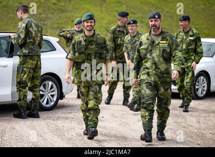 Prinz Carl Philip mit Regimentskommandeur Mikael Beck während seines Besuchs im Luftverteidigungsregiment LV6 in Halmstad, Schweden, am 09. Juni 2022 und zeigte das Air Defense System 103 (LvS103) Patriot. Foto: Johan Nilsson / TT / Code 50090 Stockfoto