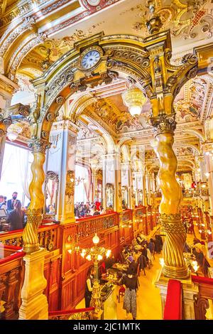 BUDAPEST, UNGARN - 23. FEBRUAR 2022: Prachtvolles Interieur zusammen mit exzellenter Küche machen das New York Cafe zu einem der berühmtesten und beliebtesten in der Region Stockfoto