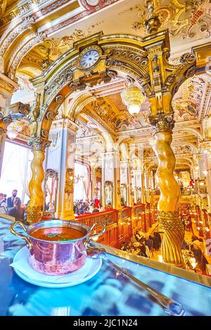Traditionelles ungarisches Rindergulasch mit hausgemachten Nudeln im New York Cafe, am 23. Februar in Budapest, Ungarn Stockfoto