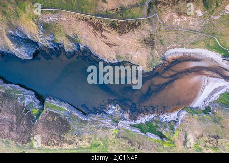 Draufsicht über Geodha Smoo und Smoo Cave Cliffs von einer Drohne, NC500, Nordschottland Stockfoto