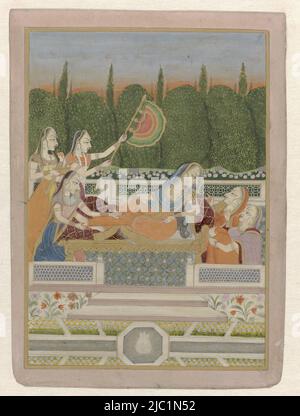 Auf einer fröhlich blühenden Terrasse steht ein goldgerahmtes Bett, auf dem sich eine Prinzessin geschmeichelt hat, hinter ihr und sie anblickend lehnen sich zwei Frauen lächelnd zurück, am Fußende stehen drei Diener, die sie verwöhnen, im Vordergrund ein symmetrischer Garten mit Blumenbeeten, Im Hintergrund erhebt sich eine symmetrische Baumreihe mit goldgerahmten Blättern, zwischen jedem Baumpaar eine Zypresse vor einem hellblauen Morgenhimmel, der von der aufgehenden Sonne rot gefärbt ist. Die Darstellung ist mit einem schmalen gelben Rand und um ihn herum ein rosa gefärbter Blattrand eingefasst., liegende Prinzessin mit Dienern Stockfoto