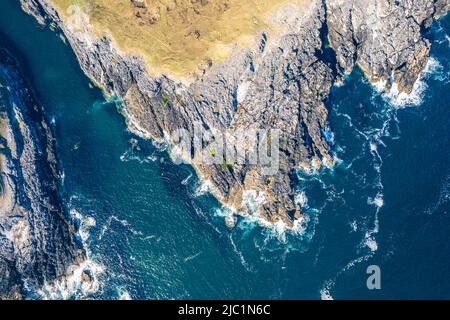 Draufsicht über Geodha Smoo und Smoo Cave Cliffs von einer Drohne, NC500, Nordschottland Stockfoto