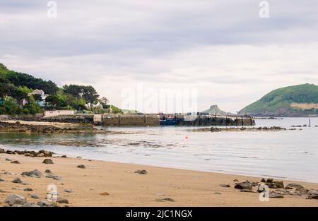 Der Hafen von Fisherman's Beach mit Blick auf Jethou Island an der Küste von Herm, einer Insel in der Bailiwick of Guernsey, Channel Islands, UK Stockfoto