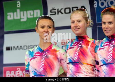Kasia Niewiadoma und Mikayla Harvey, Radfahrerin des Teams Canyon/SRAM Racing im Colchester Sports Park, bevor sie beim UCI Women’s Tour-Radrennen antritt Stockfoto
