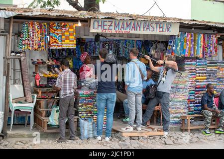 Die Presse, die während eines Treffens mit den "amans" auf dem Beach Ngobila Markt während eines offiziellen Besuchs des belgischen Königspaares in der Demokratischen Republik Kongo am Donnerstag, dem 09. Juni 2022, in Kinshasa abgebildet wurde. Der belgische König und die belgische Königin werden vom 7.. Bis 13.. Juni Kinshasa, Lubumbashi und Bukavu besuchen. BELGA FOTO NICOLAS MAETERLINCK Stockfoto