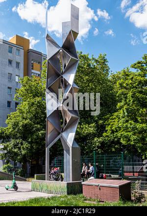Metallskulptur, Metallskulptur des Bildhauers Peter Johannes Hölzinger, 1968, Rotraut-Richter-Platz, Berlin-Gropiusstadt, Deutschland Stockfoto