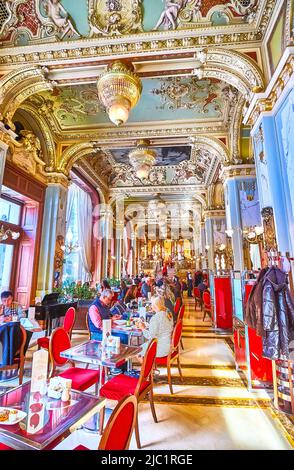 BUDAPEST, UNGARN - 23. FEBRUAR 2022: Das New York Cafe mit seiner wunderschönen Inneneinrichtung und der phänomenalen Küche wird zu einem der meistbesuchten Restaurants in Ungarn Stockfoto