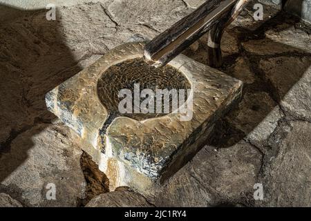 Brunnen in der Sakramentskapelle, Giswil, Kanton Obwalden, Schweiz Brunnen in der Sakramentskapelle, Giswil, Kanton Obwalden, Schweiz Stockfoto