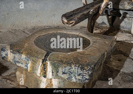 Brunnen in der Sakramentskapelle, Giswil, Kanton Obwalden, Schweiz Brunnen in der Sakramentskapelle, Giswil, Kanton Obwalden, Schweiz Stockfoto