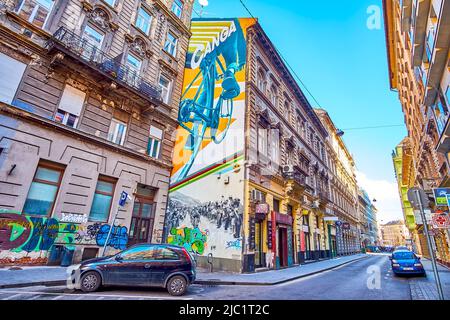 BUDAPEST, UNGARN - 23. FEBRUAR 2022: Erkunden Sie das jüdische Viertel und beobachten Sie große Wandmalereien an den Gebäuden am 23. Februar in Budapest, Ungarn Stockfoto