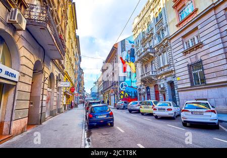 BUDAPEST, UNGARN - 23. FEBRUAR 2022: Die alten engen Gassen mit bunten Wandmalereien sind die Visitenkarte des jüdischen Viertels, am 23. Februar in Budapest, H Stockfoto