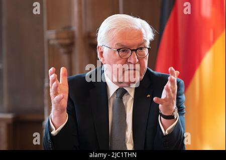 Rottweil, Deutschland. 09.. Juni 2022. Am dritten Tag seines Besuchs in Rottweil trifft Bundespräsident Frank-Walter Steinmeier im Alten Rathaus mit lokalen Politikern zusammen. Kredit: Silas Stein/dpa/Alamy Live Nachrichten Stockfoto