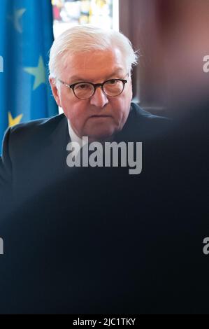 Rottweil, Deutschland. 09.. Juni 2022. Am dritten Tag seines Besuchs in Rottweil trifft Bundespräsident Frank-Walter Steinmeier im Alten Rathaus mit lokalen Politikern zusammen. Kredit: Silas Stein/dpa/Alamy Live Nachrichten Stockfoto