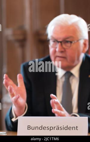 Rottweil, Deutschland. 09.. Juni 2022. Am dritten Tag seines Besuchs in Rottweil trifft Bundespräsident Frank-Walter Steinmeier im Alten Rathaus mit lokalen Politikern zusammen. Kredit: Silas Stein/dpa/Alamy Live Nachrichten Stockfoto