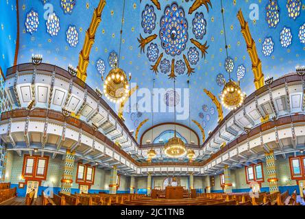 BUDAPEST, UNGARN - 23. FEBRUAR 2022: Panoramablick auf die Haupthalle der Synagoge in der Kazinczy Straße, am 23. Februar in Budapest, Ungarn Stockfoto