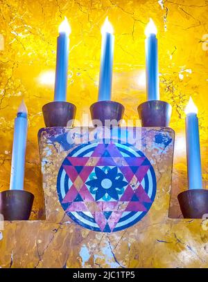 Die fünf elektrischen Kerzen und der Davidstad an der Wand in der Synagoge in der Kazinczy Straße in Budapest, Ungarn Stockfoto