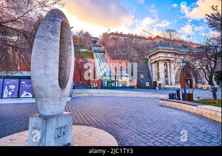 Zero Kilometre Steinskulptur in Form eines Nullzeichens, am Clark Adam Square, am 23. Februar in Budapest, Ungarn Stockfoto