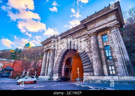 BUDAPEST, UNGARN - 23. FEBRUAR 2022: Die Autos fahren am 23. Februar durch den Tunnel, unter dem Burgberg in Buda, in Budapest, Ungarn Stockfoto