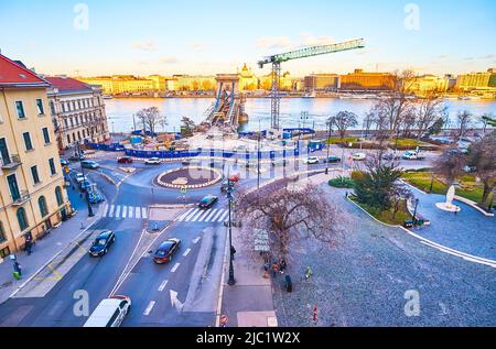 BUDAPEST, UNGARN - 23. FEBRUAR 2022: Die angenehme Abendansicht auf dem Clark Adam Square mit Kettenbrücke über die Donau, am 23. Februar in Buda Stockfoto