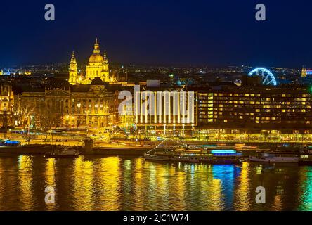 Der Blick auf den Donauufer mit hell beleuchteten historischen Gebäuden, Budapest, Ungarn Stockfoto