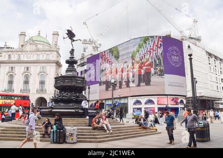 London, England, Großbritannien. 9.. Juni 2022. Ausgewählte Bilder vom Platinum Jubilee Weekend der Königin, das am 2-5. Juni stattfand, wurden auf dem berühmten Bildschirm Piccadilly Lights im Piccadilly Circus gezeigt. (Bild: © Vuk Valcic/ZUMA Press Wire) Stockfoto