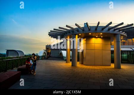 Das Dach der Shoppes Mall führt zu Gardens by the Bay. Stockfoto