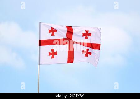 Die Flagge Georgiens ist ein weißes Banner mit fünf roten Kreuzen Stockfoto