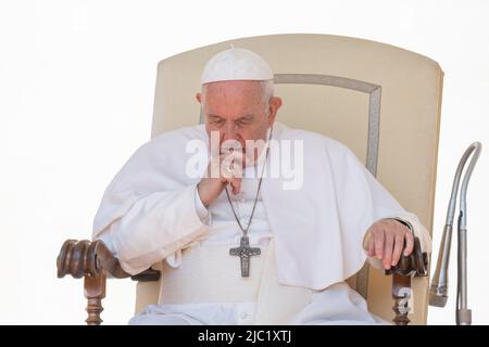 Vatikanstadt, Vatikan. 08.. Juni 2022. Papst Franziskus leitet seine traditionelle Generalaudienz am Mittwoch. Traditioneller Mittwoch von Papst Franziskus Generalaudienz auf dem Petersplatz in der Vatikanstadt. Kredit: SOPA Images Limited/Alamy Live Nachrichten Stockfoto