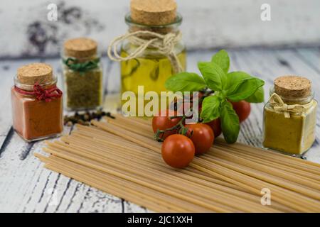 Spaghettoni ist eine typische Art italienischer Pasta aus der Region sizilien Stockfoto