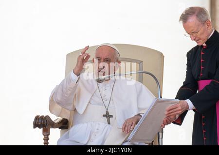 Vatikanstadt, Vatikan. 08.. Juni 2022. Papst Franziskus überbringt seinen Segen während der Generalaudienz am Mittwoch. Traditioneller Mittwoch von Papst Franziskus Generalaudienz auf dem Petersplatz in der Vatikanstadt. Kredit: SOPA Images Limited/Alamy Live Nachrichten Stockfoto