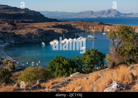 Lindos – Panoramablick auf die St. Paul Bucht Rhodos Insel, Griechenland Stockfoto