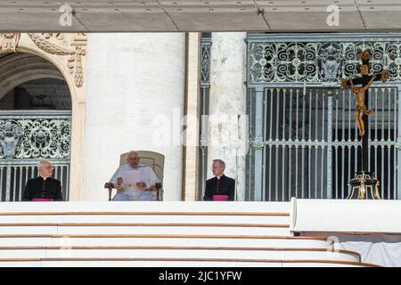 Vatikanstadt, Vatikan. 08.. Juni 2022. Papst Franziskus leitet seine traditionelle Generalaudienz am Mittwoch. Traditioneller Mittwoch von Papst Franziskus Generalaudienz auf dem Petersplatz in der Vatikanstadt. (Foto: Stefano Costantino/SOPA Images/Sipa USA) Quelle: SIPA USA/Alamy Live News Stockfoto