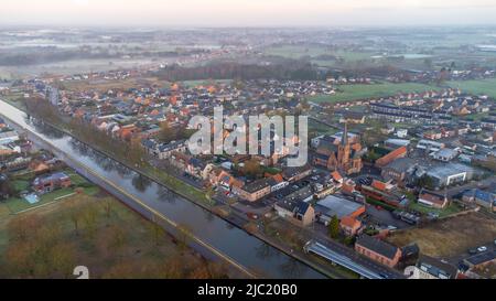 Rijkevorsel, Belgien, 14.. april 2022, kleines Dorf Sint Jozef, am Kanal Dessel Schoten Luftbild in Rijkevorsel, kempen, Belgien, zeigt die Wasserstraße in der natürlichen grünen Agrarlandschaft. Hochwertige Fotos. Hochwertige Fotos Stockfoto
