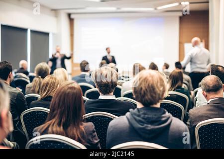 Ich habe eine Frage. Gruppe von Geschäftsleuten im Konferenzraum sitzen. Geschäftsmann hob seinen Arm. Konferenz und Präsentation. Geschäfts- und Stockfoto