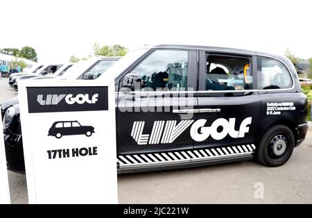 Ein schwarzes Londoner Taxi wartet darauf, die Spieler während des ersten Tages der LIV Golf Invitational Series im Centurion Club, Hertfordshire, zum 17.-Loch zu bringen. Bilddatum: Donnerstag, 9. Juni 2022. Stockfoto