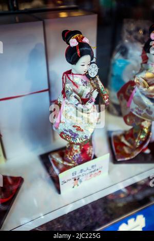 Japanische Puppe im traditionellen Stil im Souvenir Shop Stockfoto