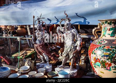 Japanische Puppe im traditionellen Stil im Souvenir Shop Stockfoto